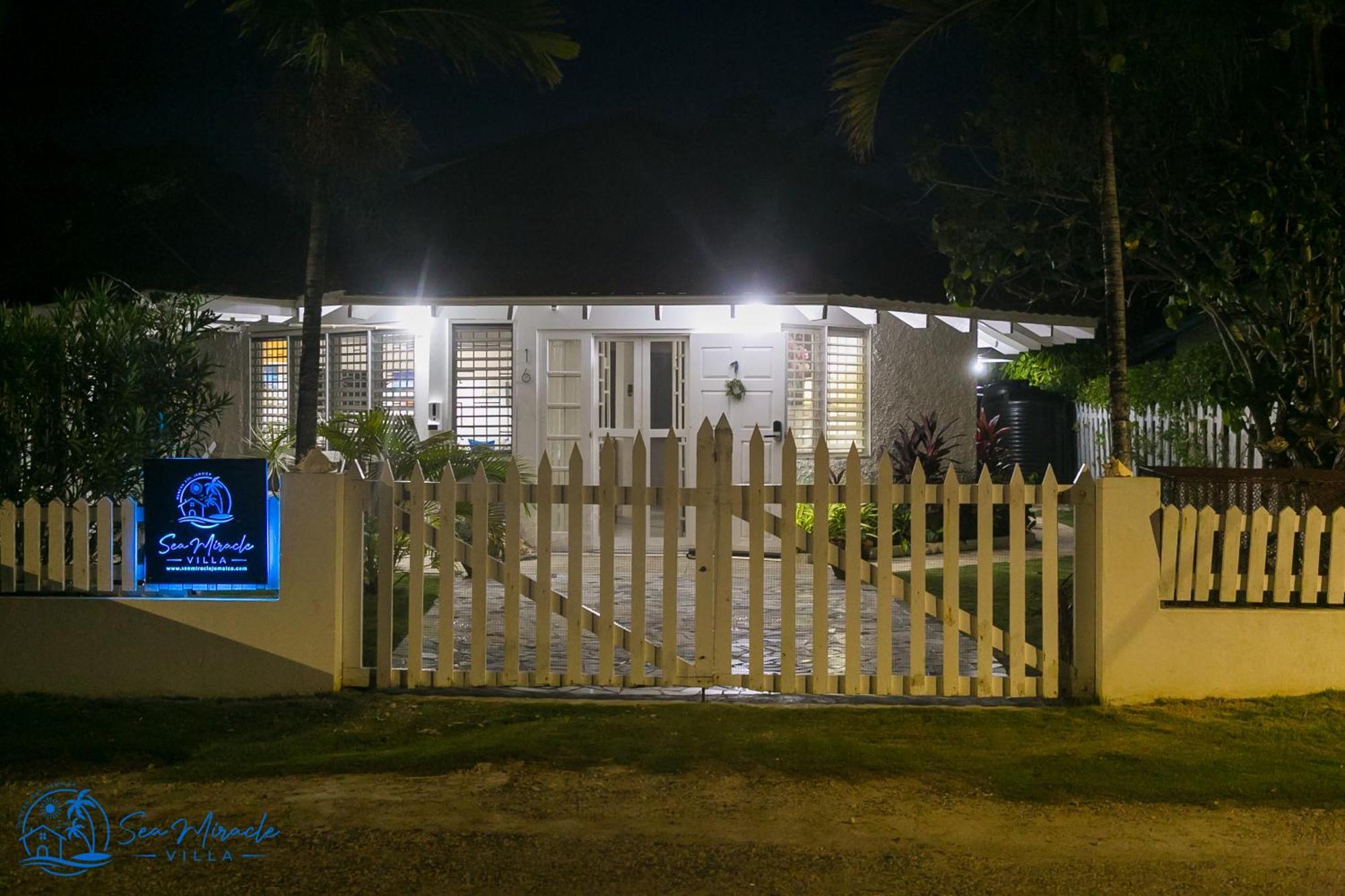 Sea Miracle Villa/Beach Cottage Silver Sands Exterior photo